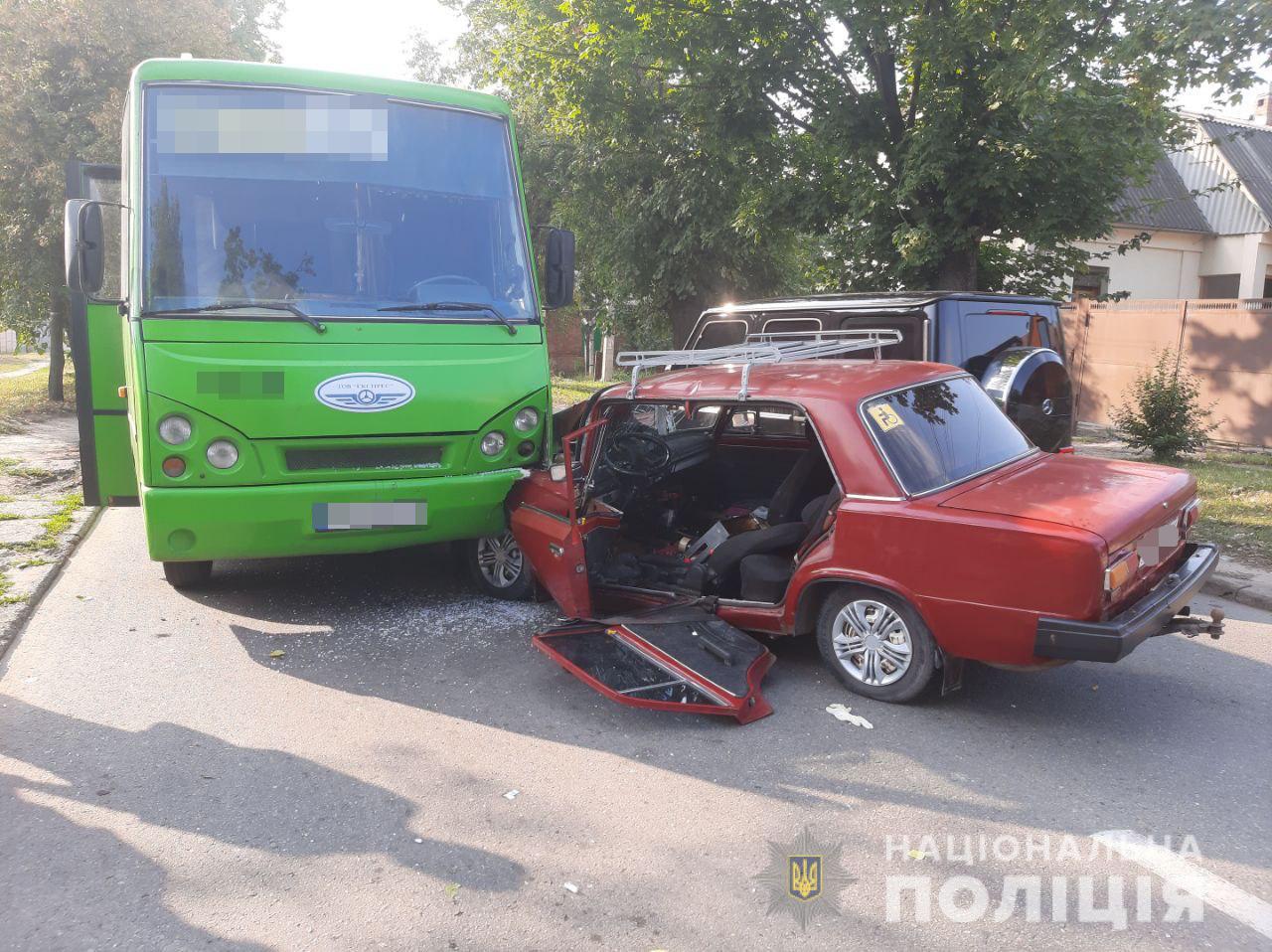 Водитель легкового авто, который врезался в маршрутку, умер в больнице