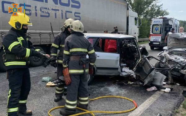 Под Харьковом столкнулись два автомобиля: спасатели извлекли из обломков авто пассажирку