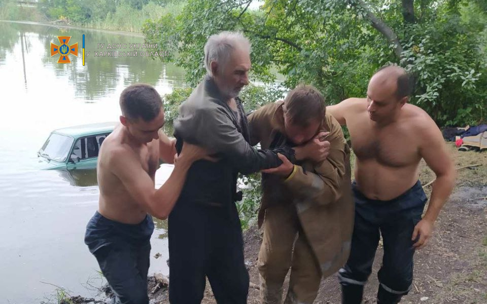 Под Харьковом водитель не справился с управлением и вылетел в пруд