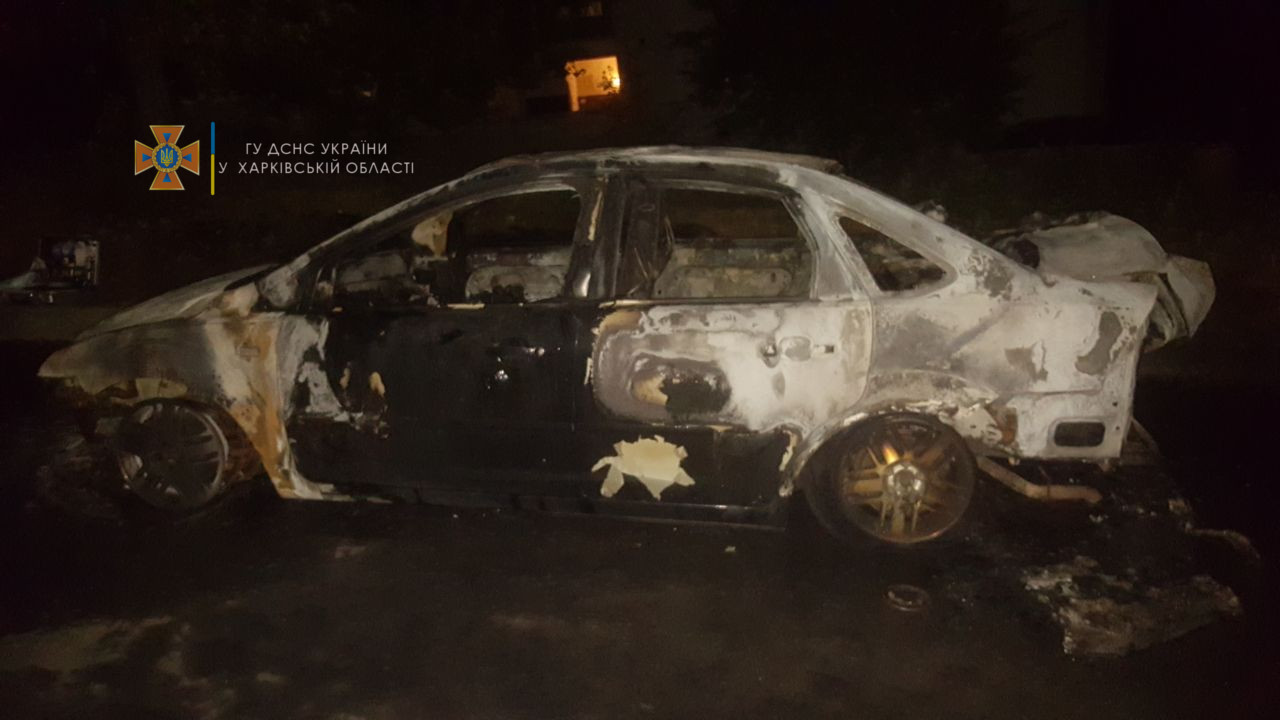 В Харькове во дворе жилой многоэтажке сгорел автомобиль