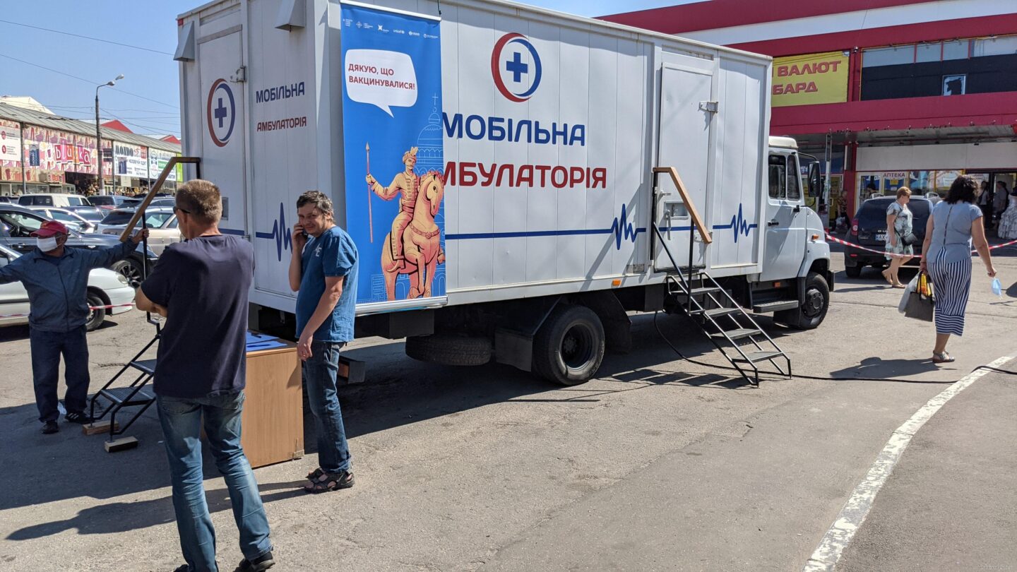 На рынке «Барабашово» начала работать передвижная медицинская амбулатория, в которой можно получить прививку против СOVID-19