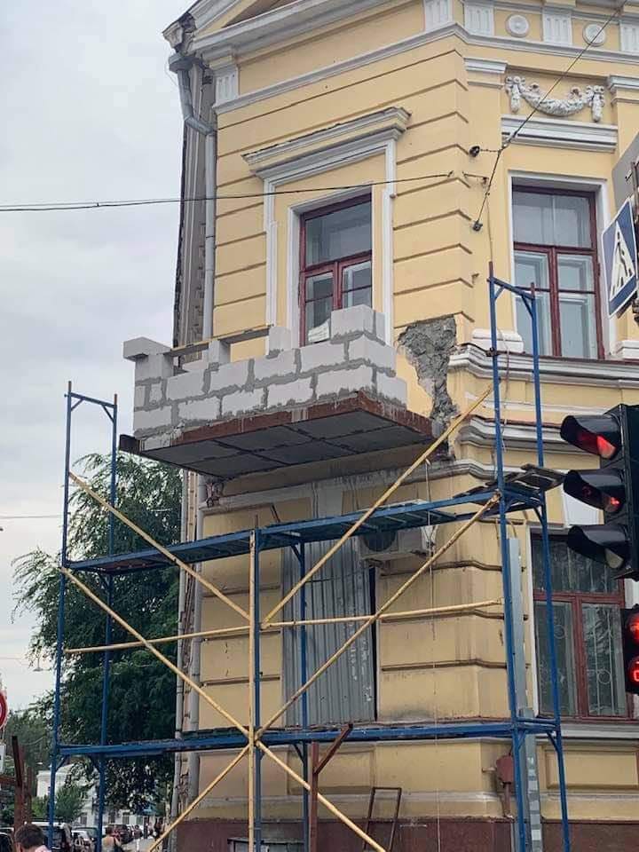 В центре Харькова реставрируют балкон музея, который обрушился полтора года назад
