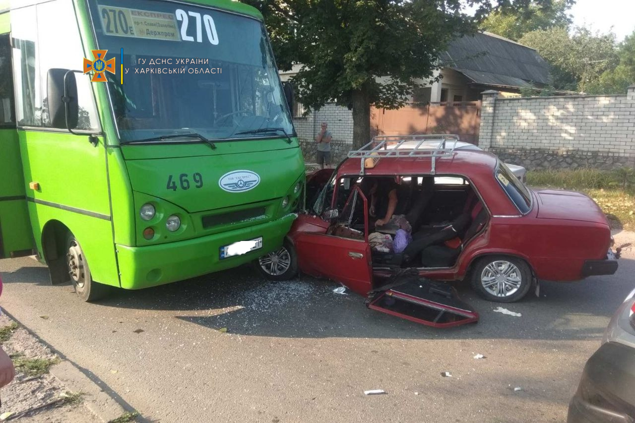 В Харькове легковой автомобиль врезался в маршрутку: водителя авто доставали спасатели
