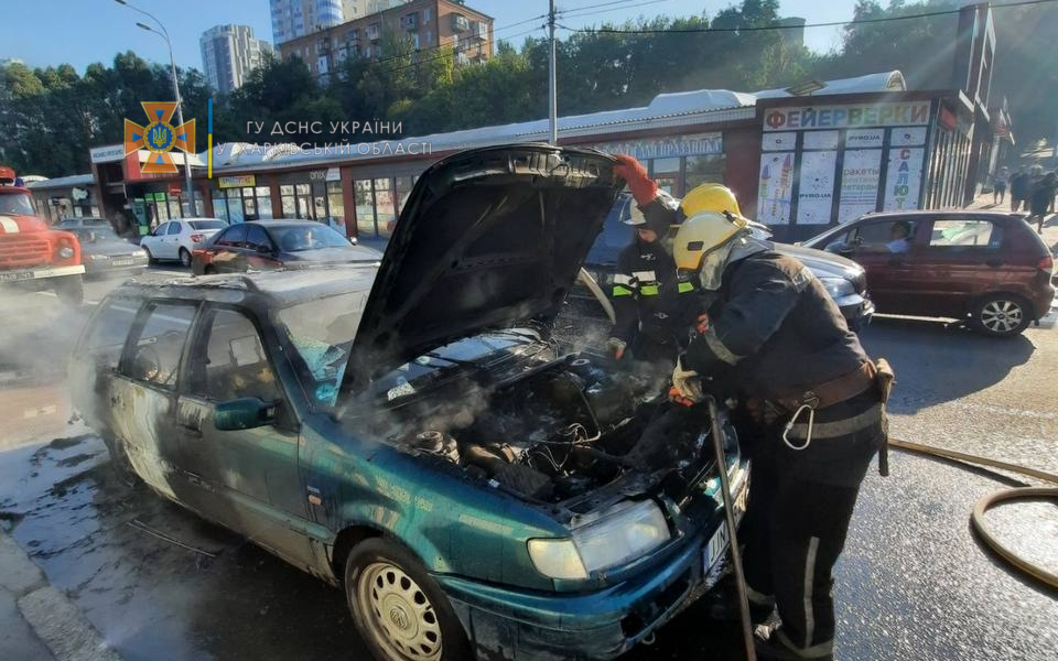 В Харькове во время движения загорелся автомобиль