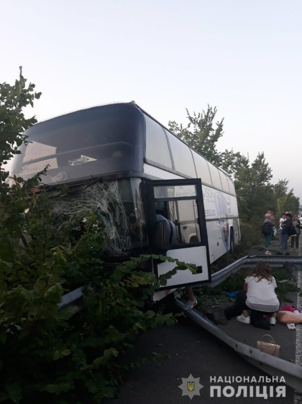 На трассе в Харьковской области рейсовый автобус столкнулся с отбойником