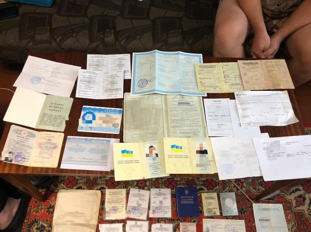 Двое жителей Харьковской области занимались подделкой документов