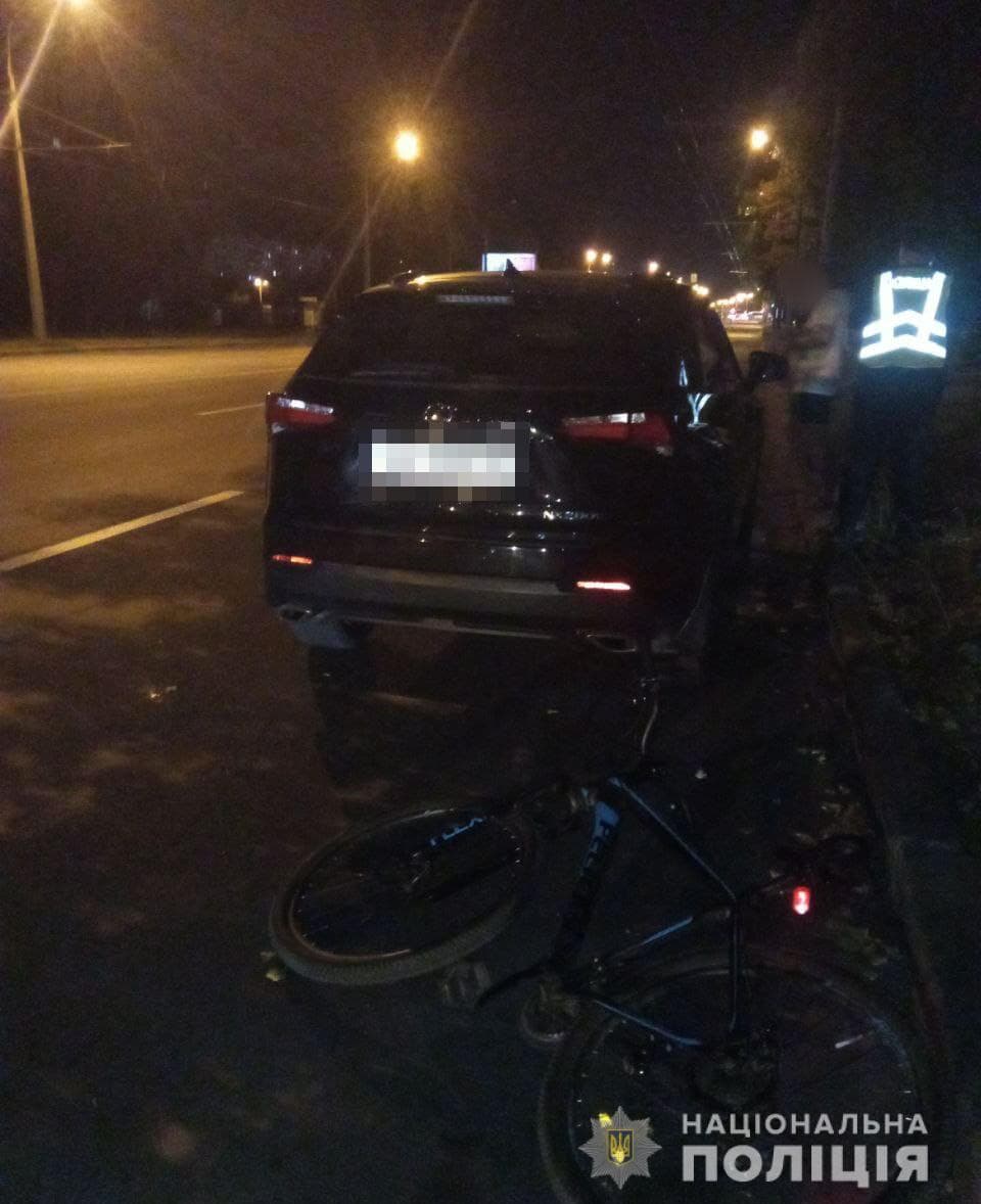 В Харькове подросток на велосипеде въехал в припаркованный автомобиль