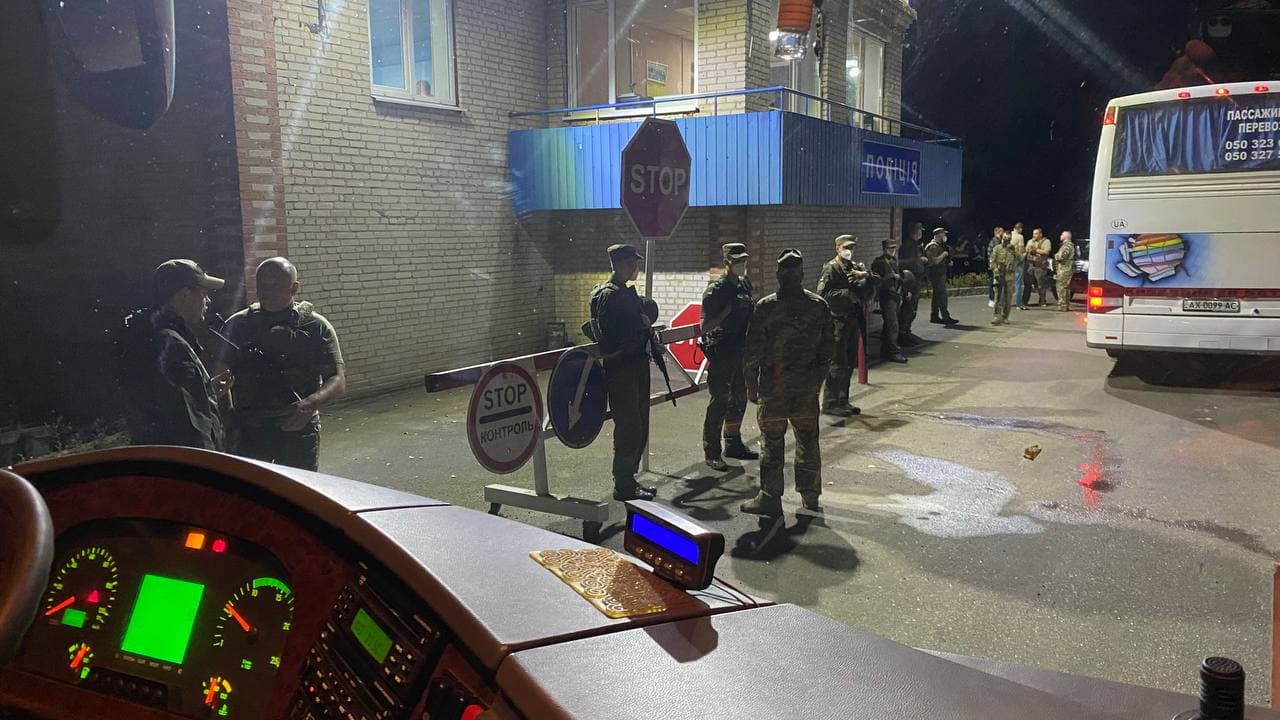 Представителей "Нацкорпуса", которые ехали в Киев остановили на блокпосту в Харьковской области