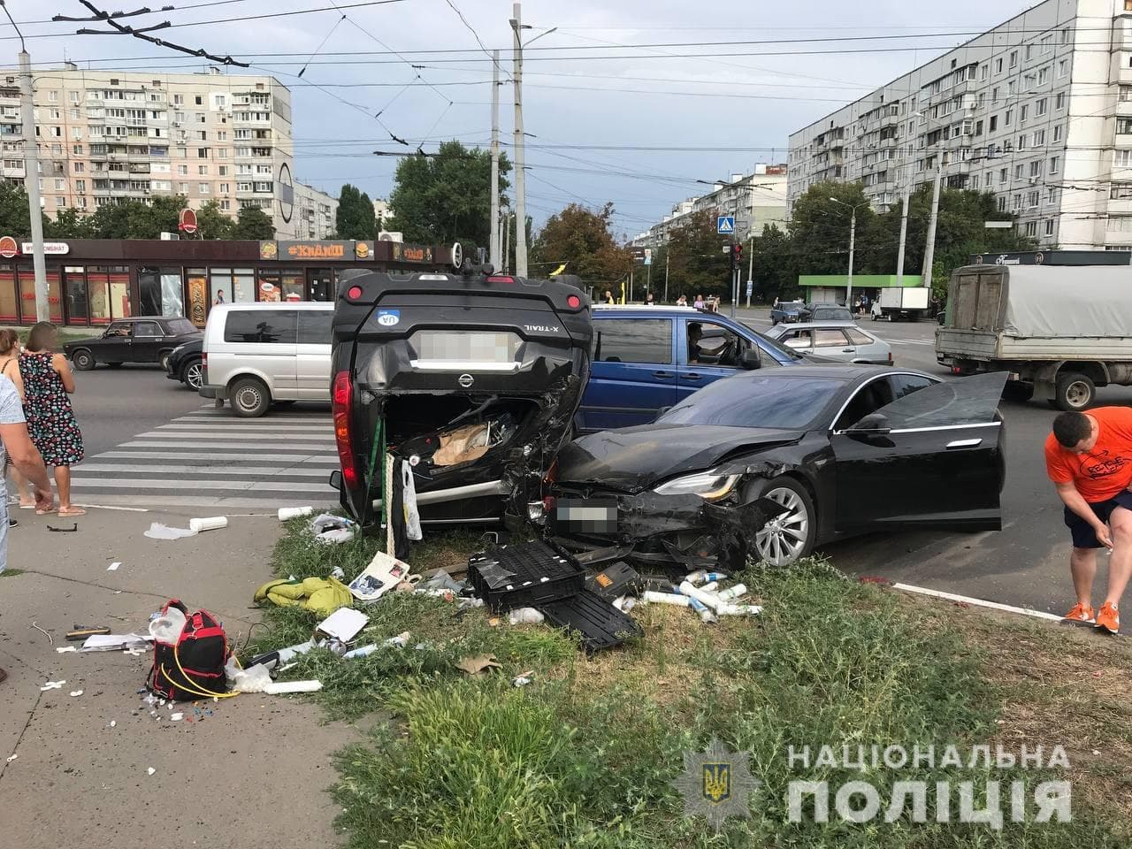 На Салтовке в результате аварии перевернулся автомобиль
