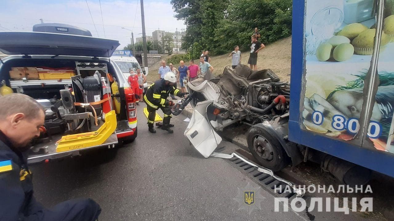 В Харькове во время движения у грузовика отпала кабина