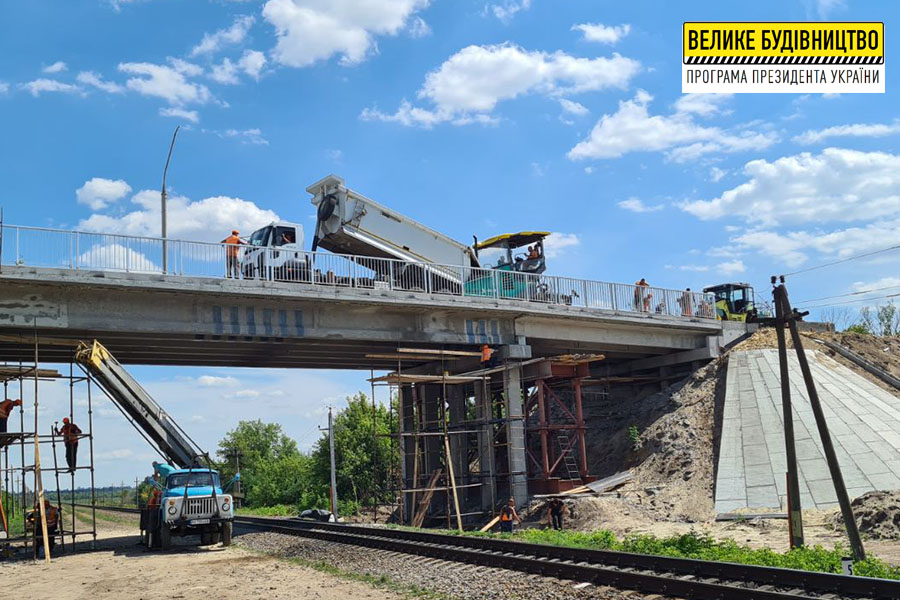 В Купянском районе капитально ремонтируют мост через железную дорогу