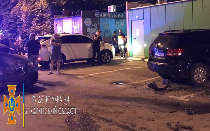 В Харькове водитель Daewoo Lanos врезался в припаркованные автомобили