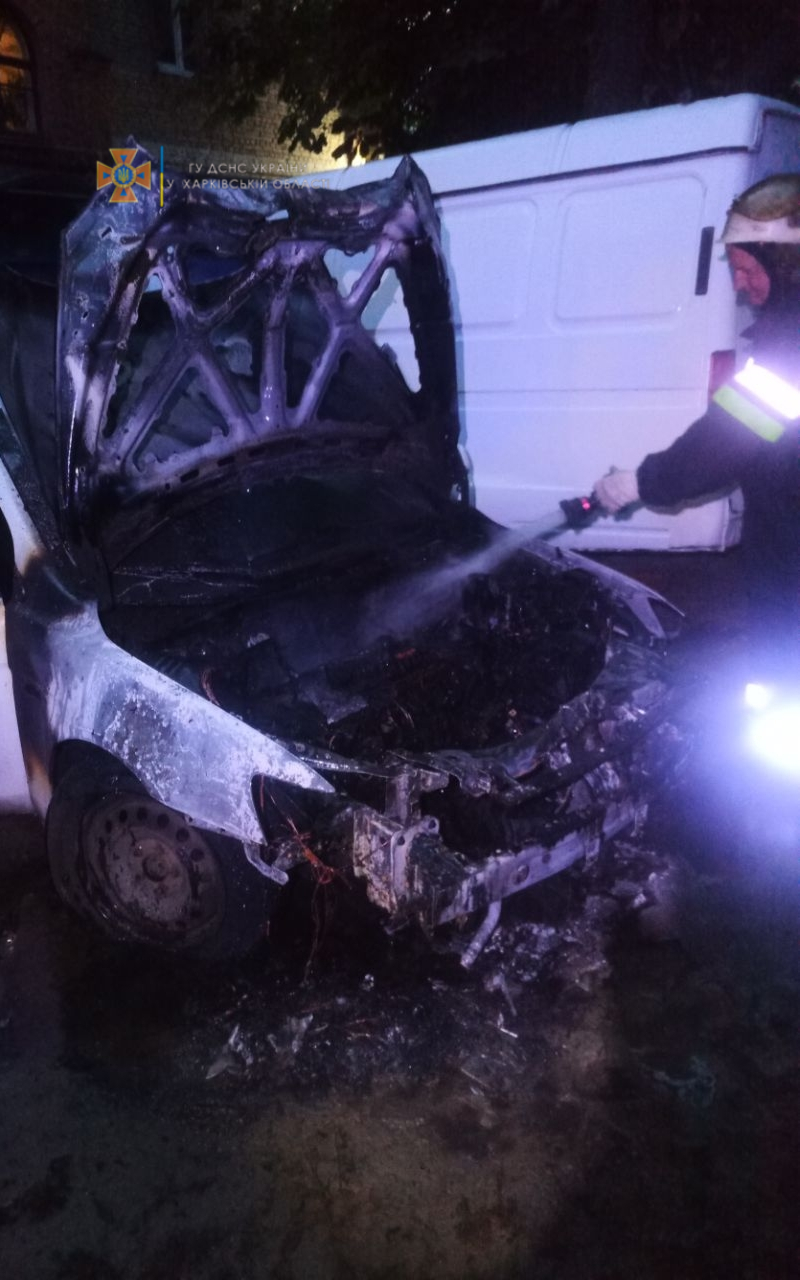 В Харькове возле жилого дома сгорел автомобиль