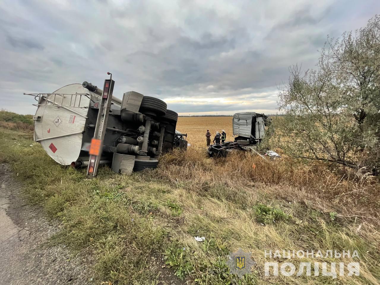 На Харьковщине водитель бензовоза не справился с управлением и перевернулся в кювет