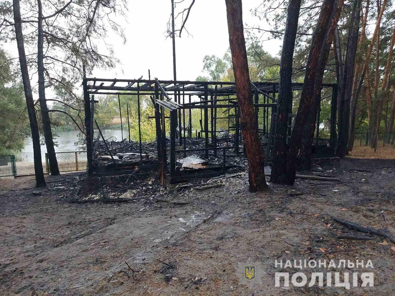 На базе отдыха в Печенегах сгорел дом: пострадали два человека