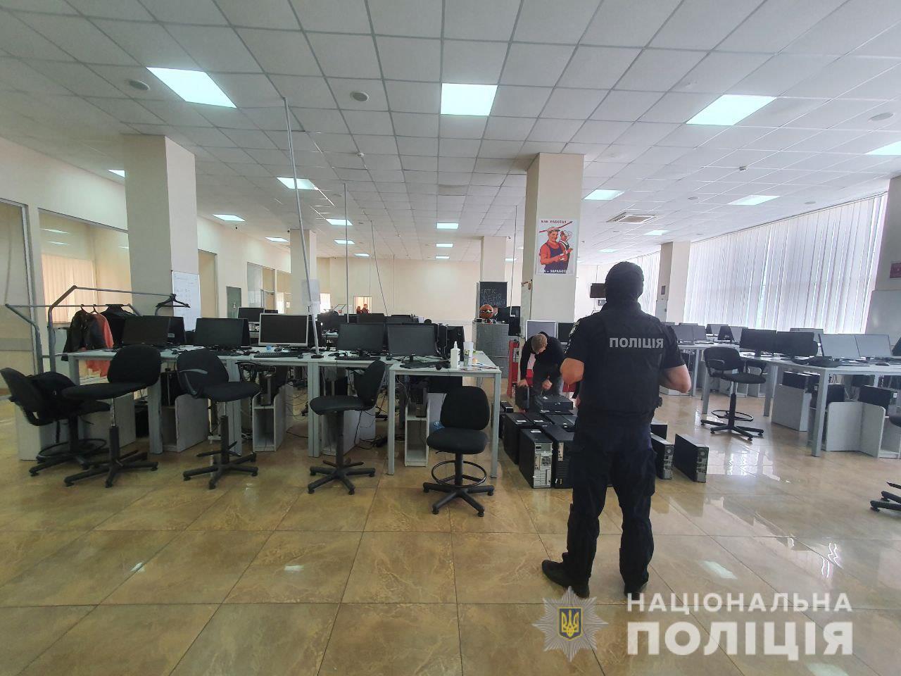 Представлялись сотрудниками банка и выманивали деньги: в Харькове прекратили деятельность мошеннических call-центров (видео)