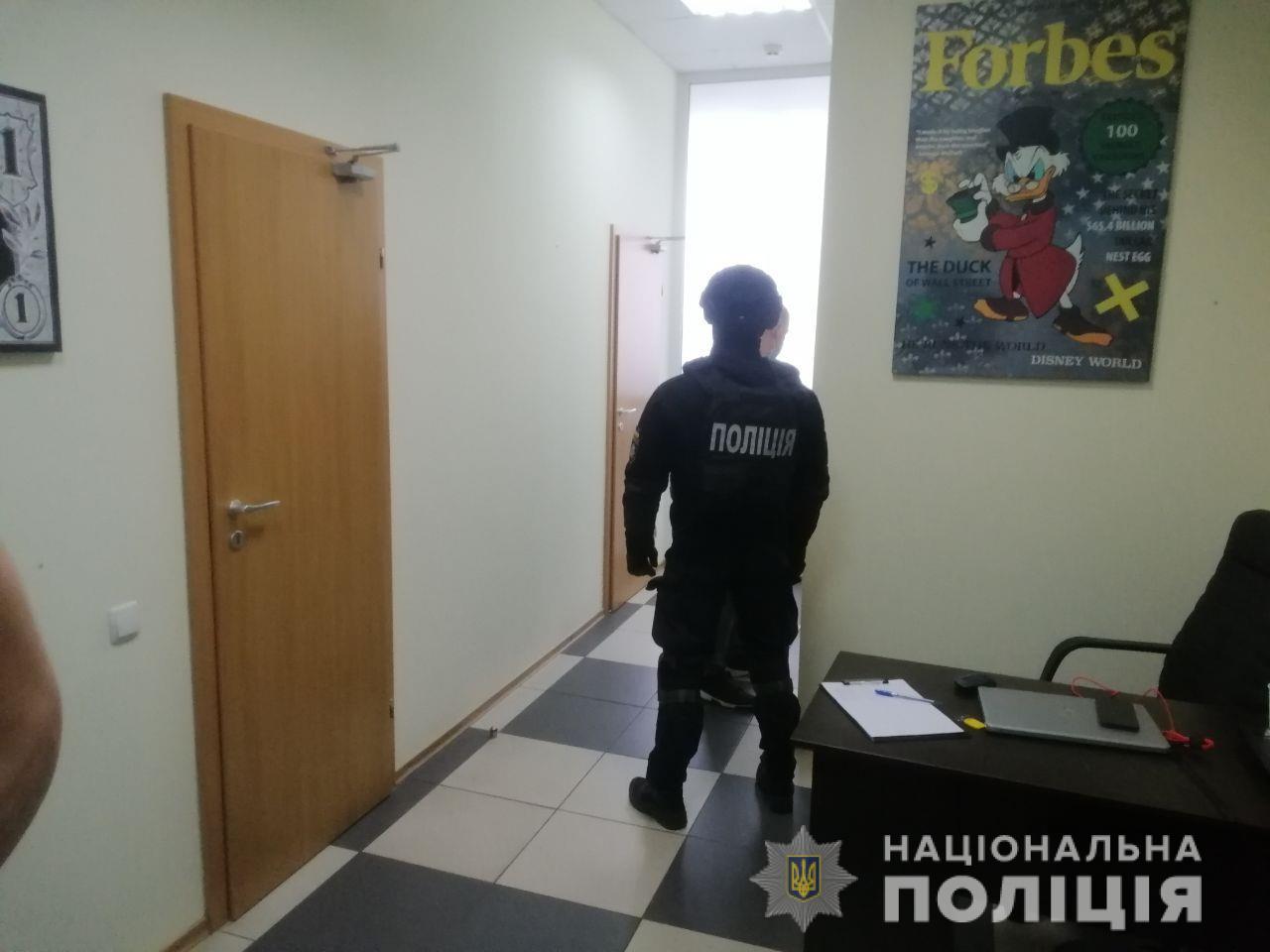 Полицейские пресекли деятельность мошеннического call-центра, который работал в центре Харькове