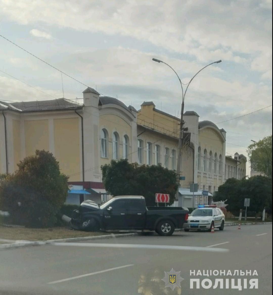 В Харьковской области пьяный водитель не справился с управлением и въехал в дерево