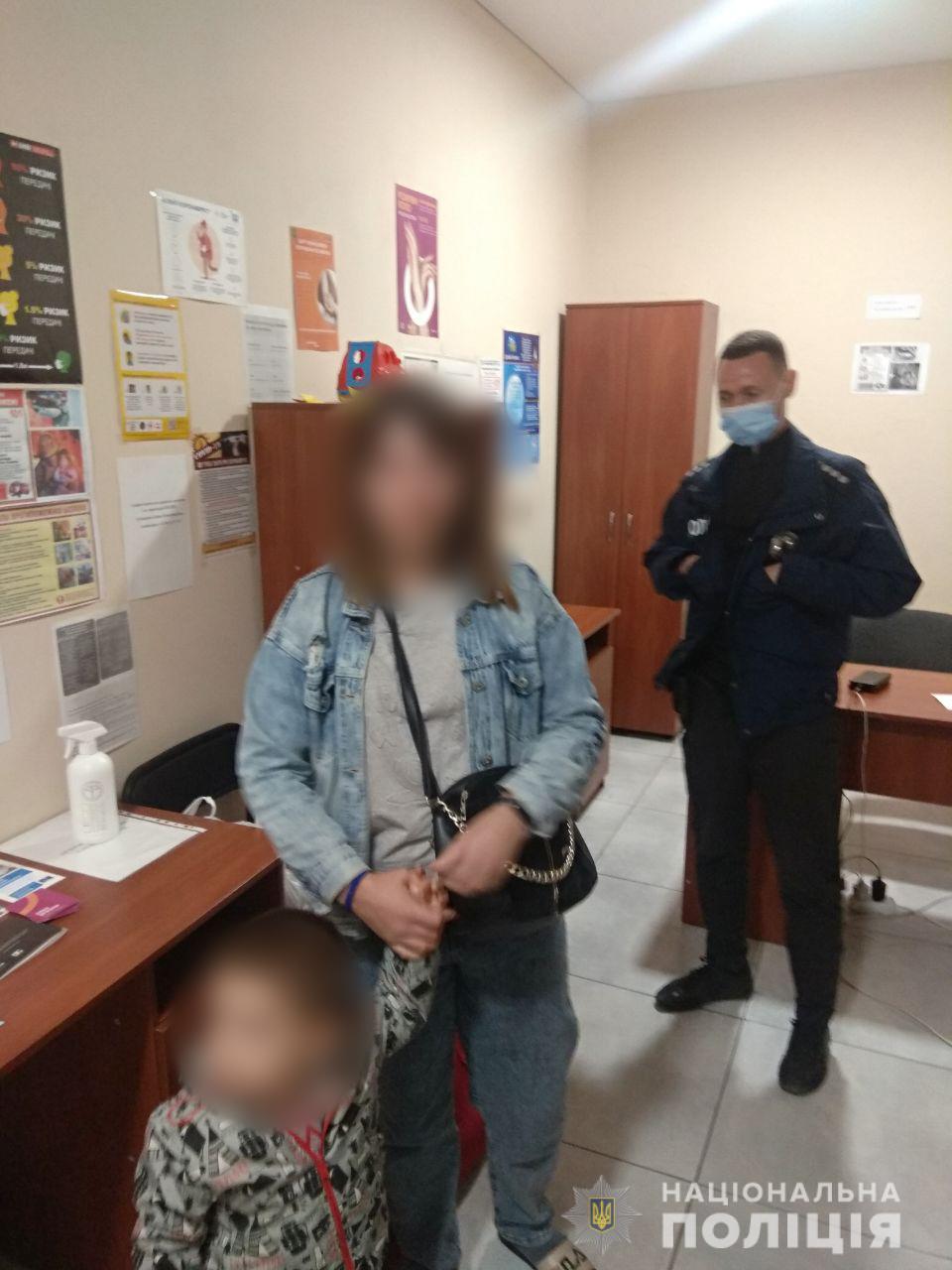 В Харькове мужчина после ссоры выгнал жену и маленького ребенка на улицу