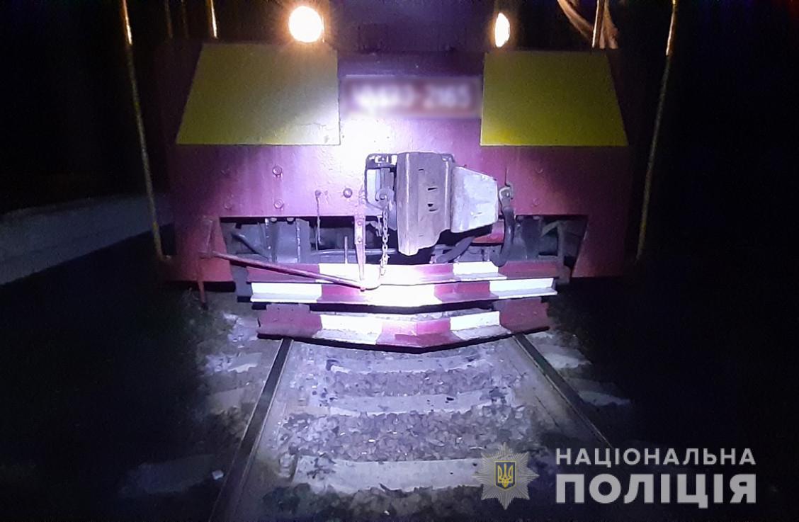 В Харькове тепловоз наехал на мужчину, который сидел на путях