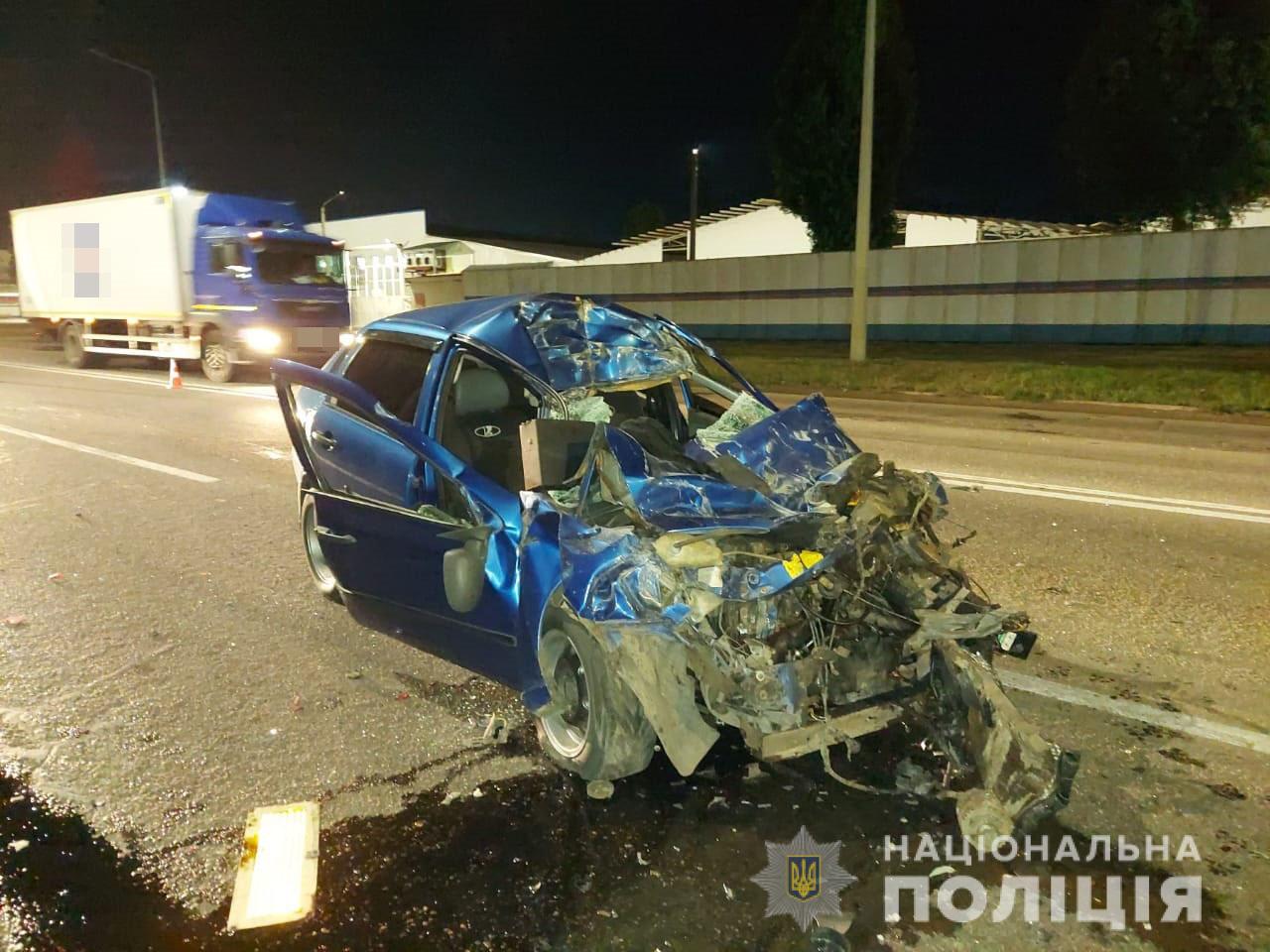 В Харькове легковой автомобиль врезался в бензовоз: погиб водитель легковушки