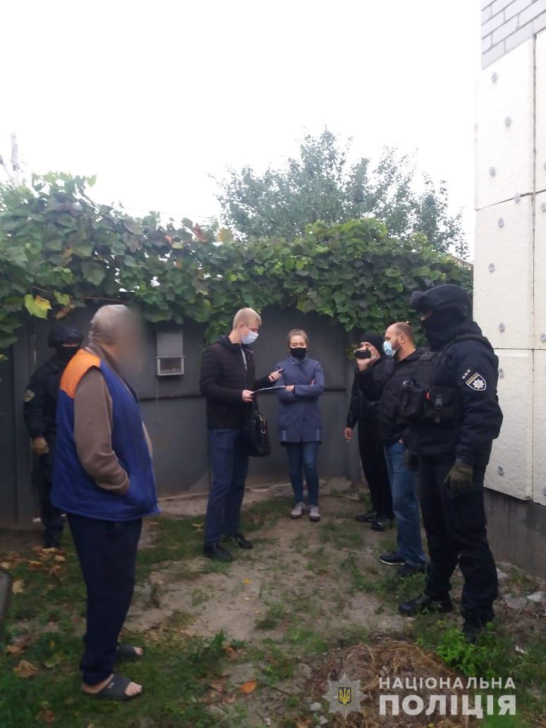 В Харькове рецидивист с ножом ограбил в лифте мужчину