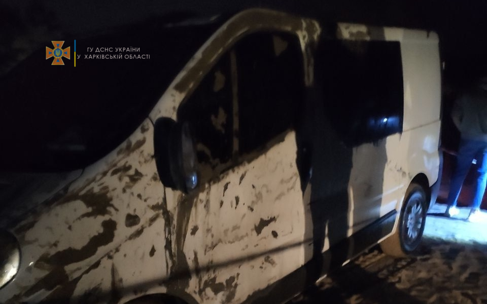 Под Харьковом в озере утонул микроавтобус с людьми