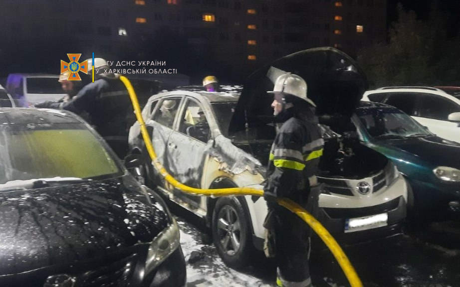 В Харькове на парковке горело шесть автомобилей