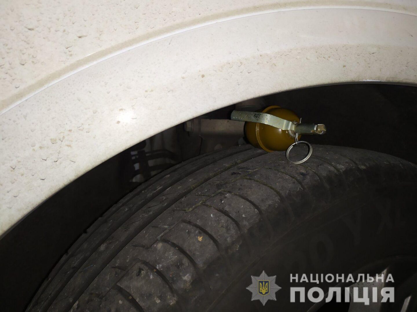 В Харькове мужчина после ссоры со знакомым положил гранату на колесо его автомобиля