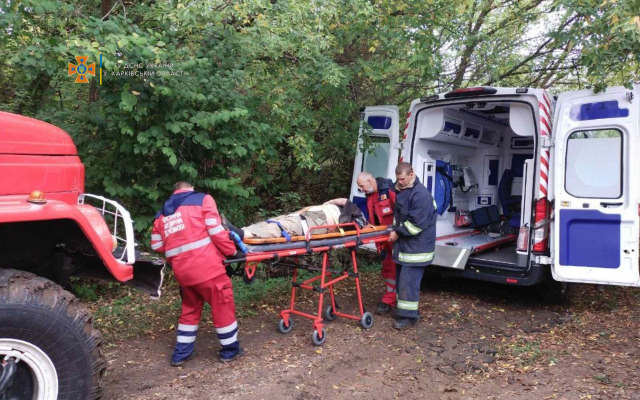 Под Харьковом мужчина с инсультом упал в глубокий овраг: пострадавшего доставали спасатели