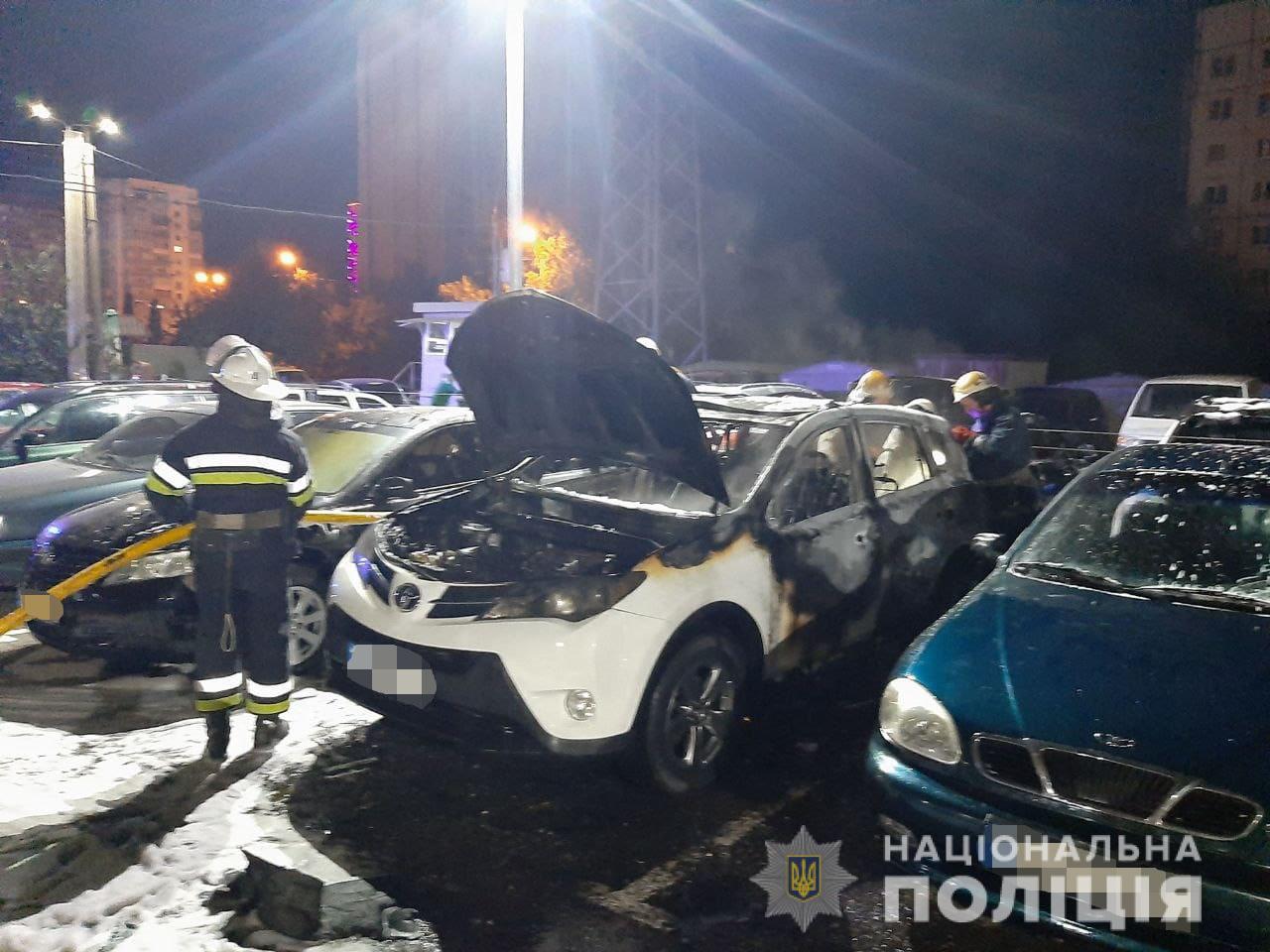 На парковке в Харькове горело шесть автомобилей: полиция открыла уголовное дело