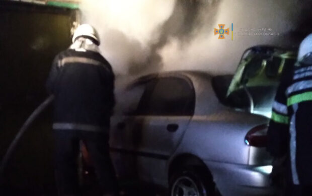 На Харьковщине в гараже сгорел автомобиль