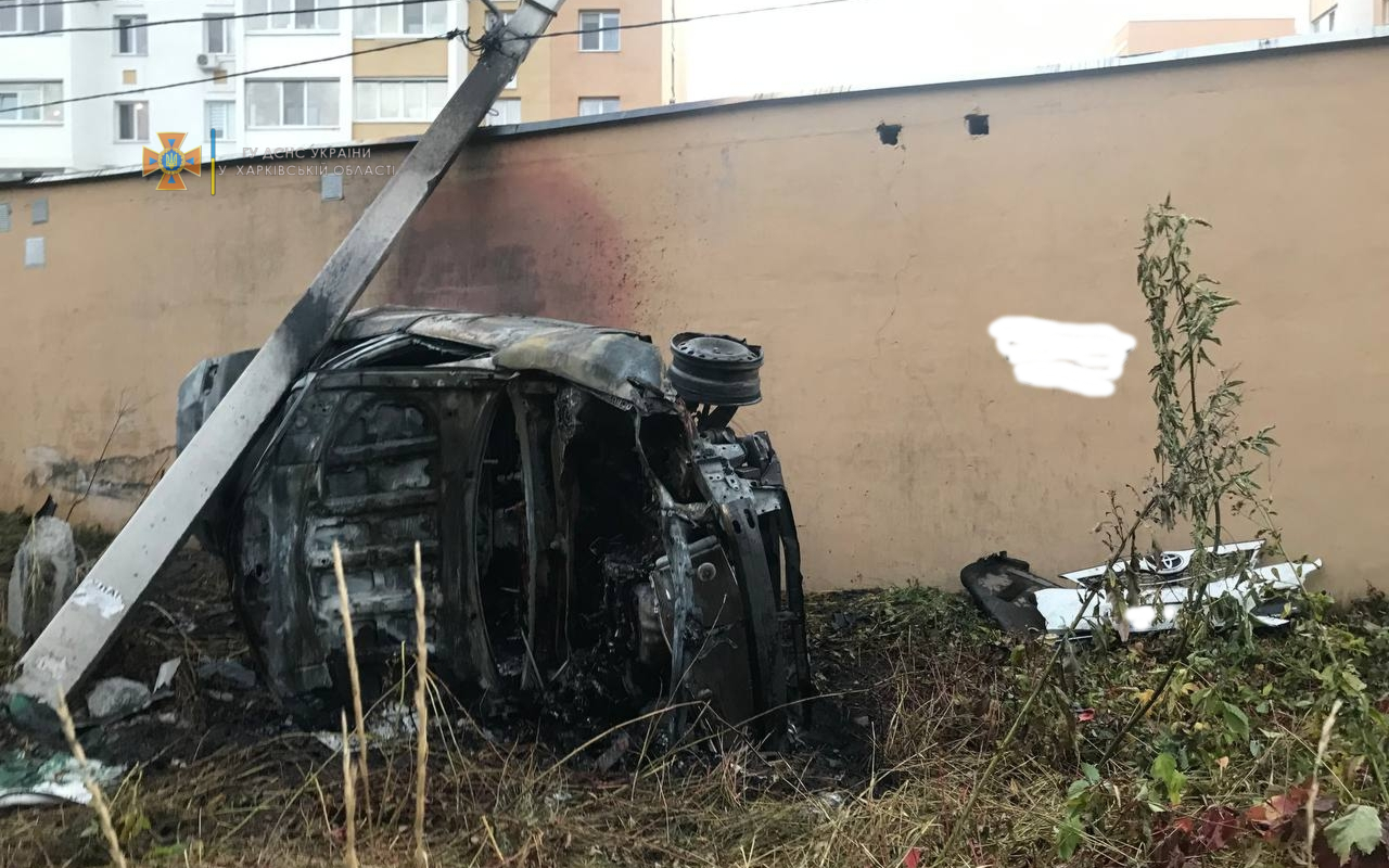 В Харькове автомобиль врезался в столб и загорелся