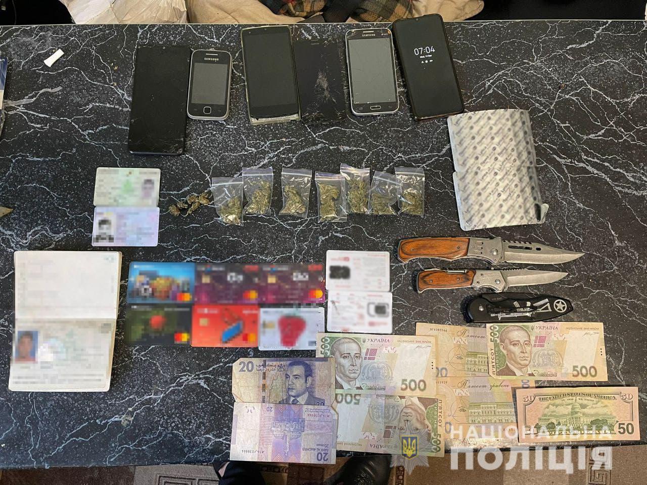 Избили и забрали 74 000 долларов: в Харькове задержали банду иностранцев