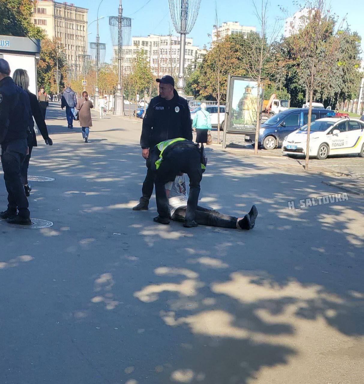 В саду Шевченко двое мужчин избили коммунальщика и повредили технику на которой он убирал территорию