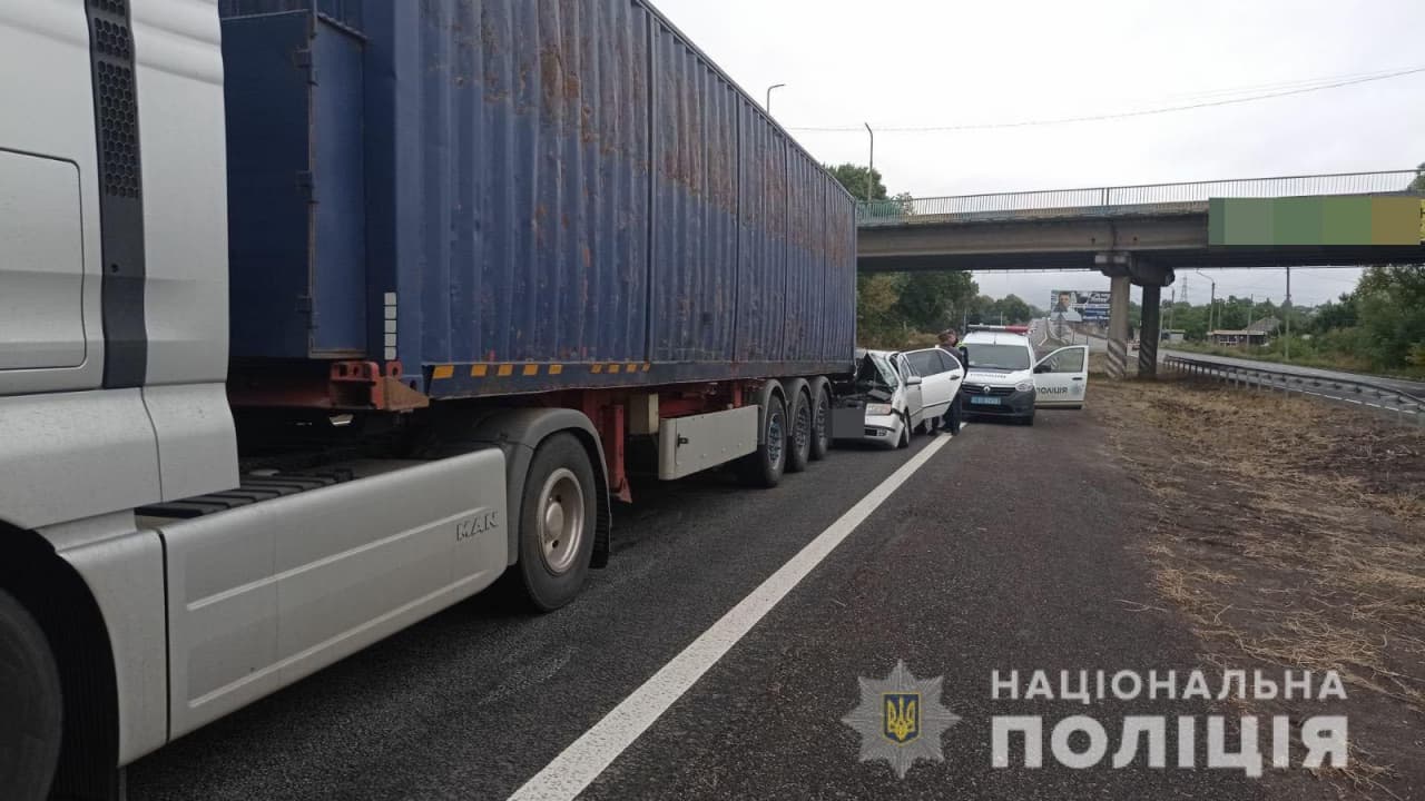 Под Харьковом легковой автомобиль врезался в фуру: есть пострадавшие