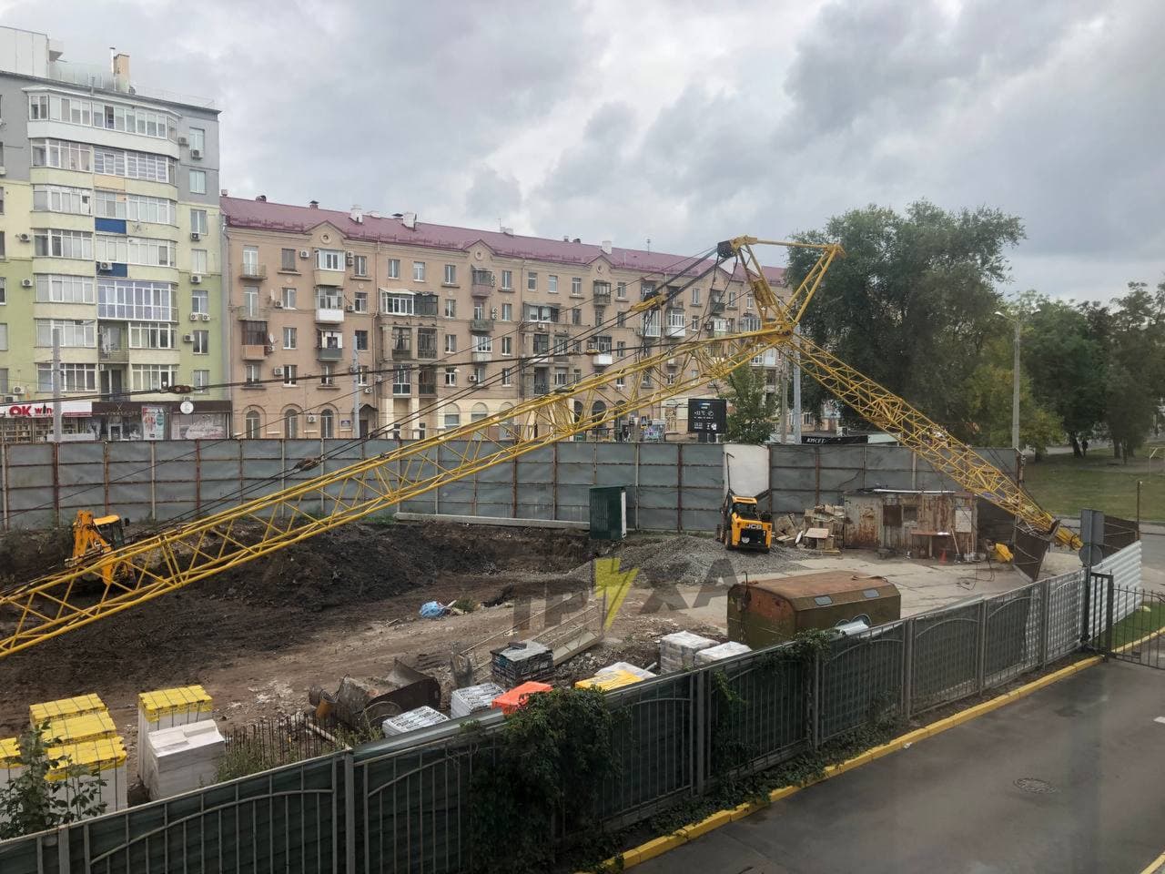 На стройке в центре Харькова снова упал строительный кран