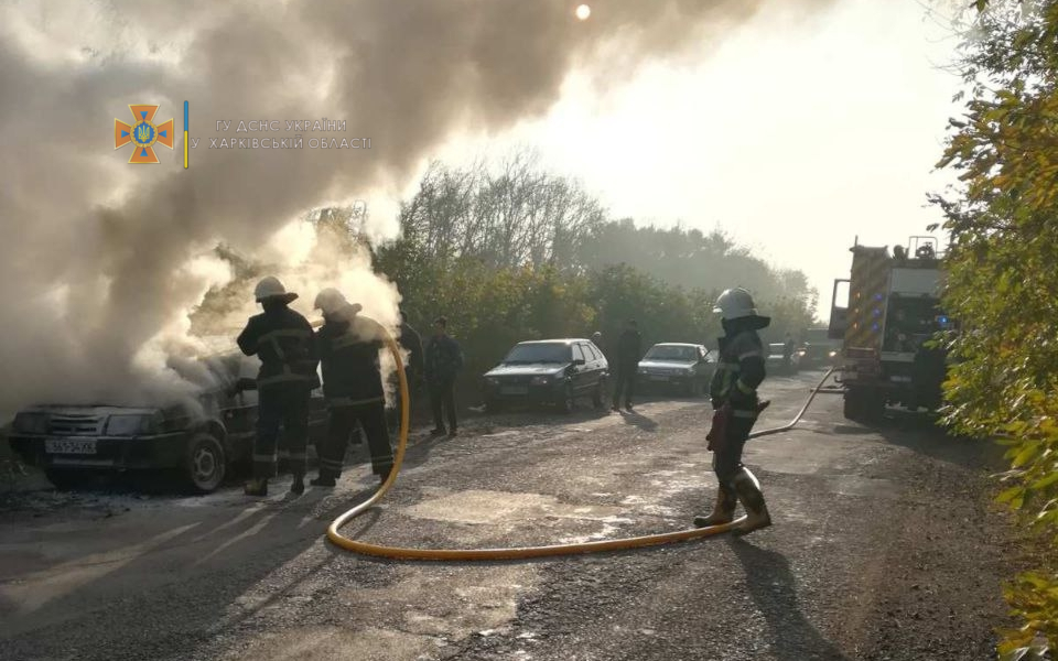 В Харьковской области на автодороге во время движения загорелся автомобиль