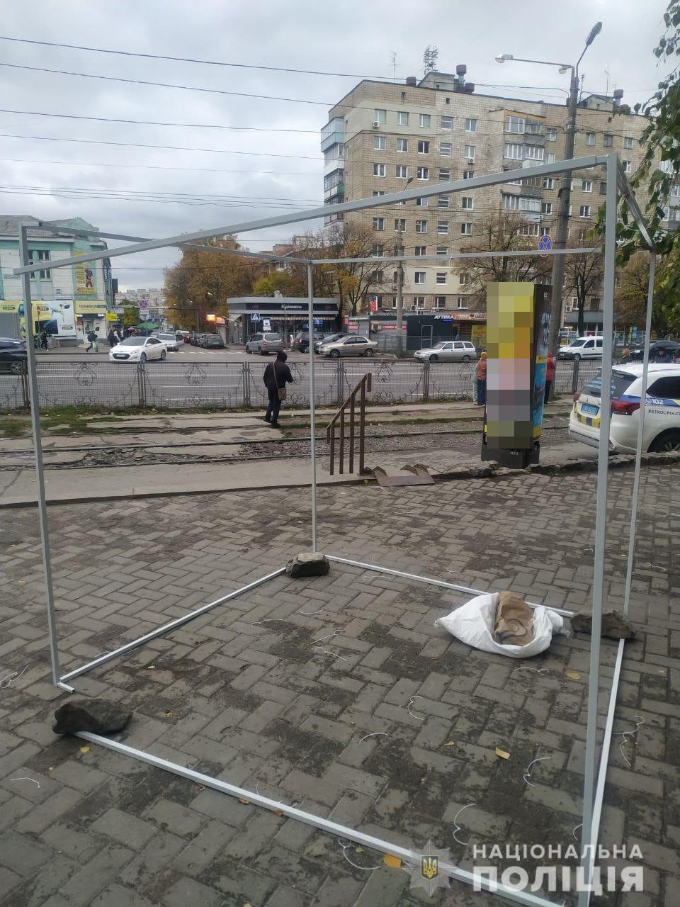 В Харькове парень уничтожил агитационную палатку кандидата в мэры от “Партии Шария” (видео)