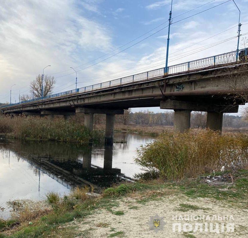 Под мостом в Харьковской области нашли тело женщины