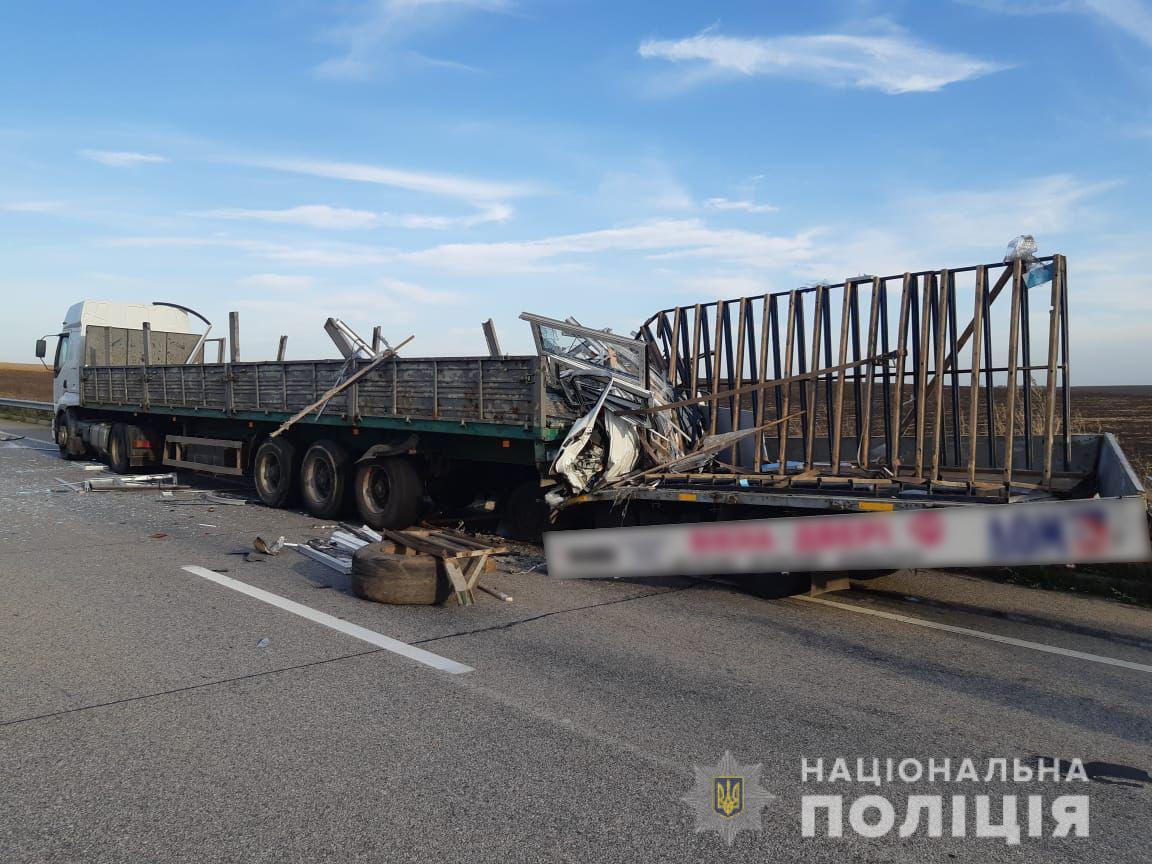 Под Харьковом водитель врезался в припаркованный грузовик: мужчина погиб