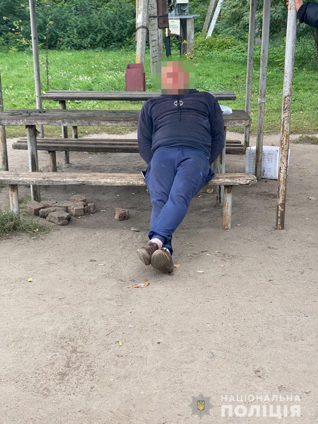 Под Харьковом пьяный мужчина ударил полицейского головой в лоб
