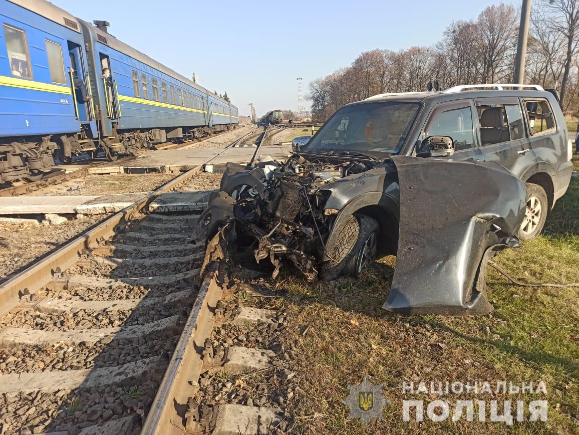 В селе на Харьковщине поезд протаранил автомобиль