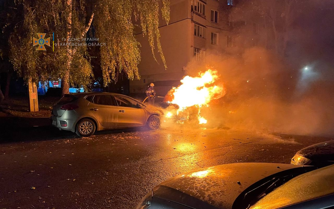 На Салтовке возле жилого дома сгорело три автомобиля