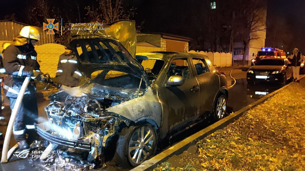 В Харькове во дворе многоэтажного дома сгорел автомобиль