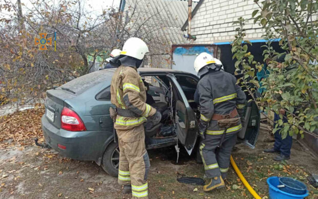 В Харьковской области возле дома загорелся автомобиль