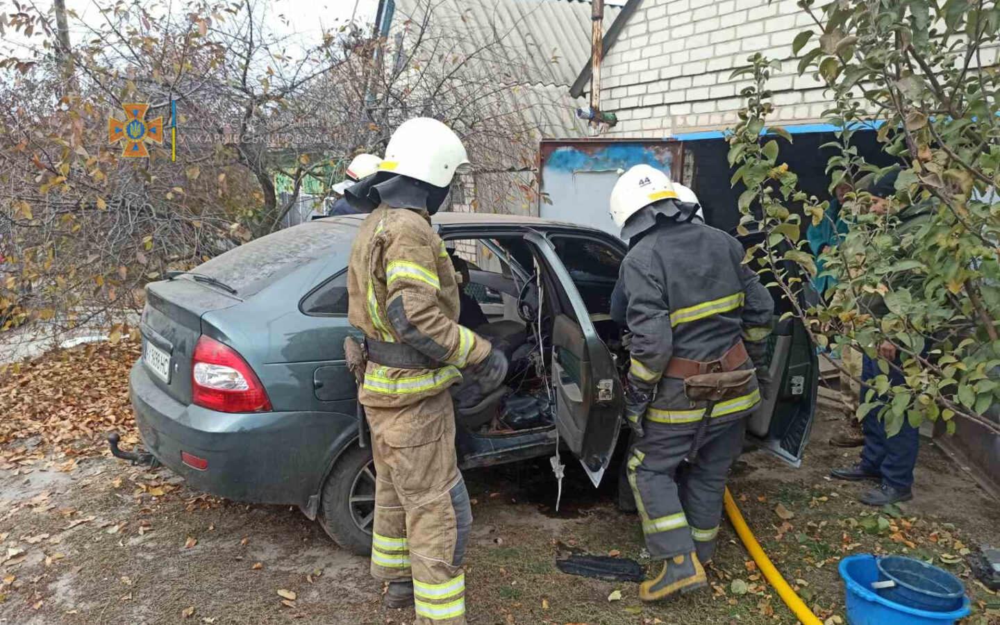 В Харьковской области возле дома загорелся автомобиль