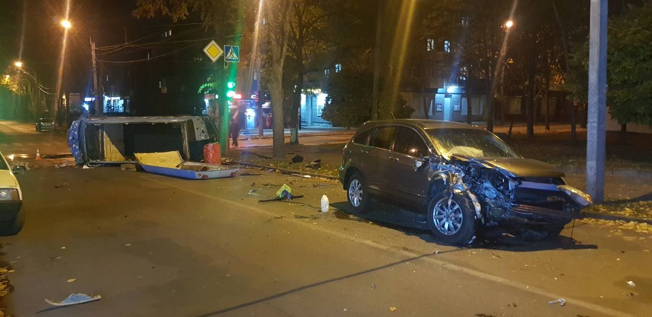 В результате аварии на ХТЗ погиб водитель микроавтобуса