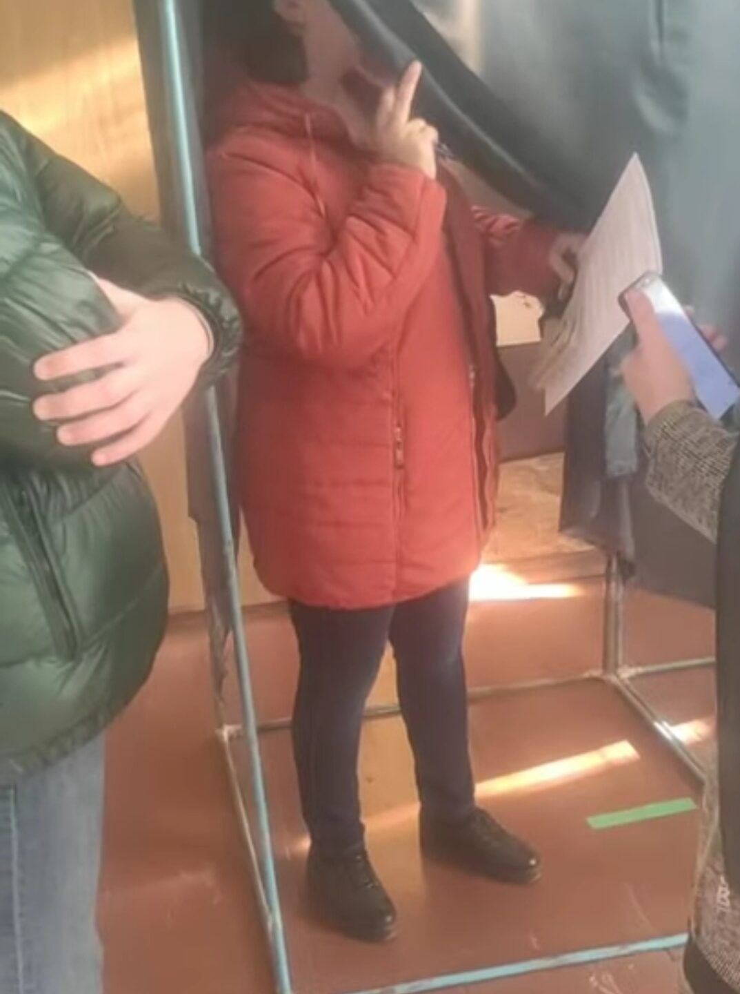 В Харькове женщина по требованию руководства фотографировала бюллетень (видео)