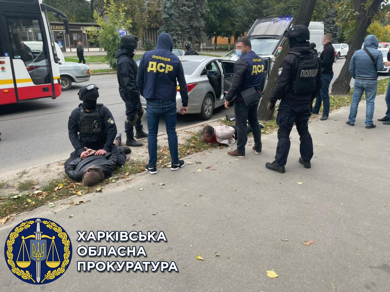В Харькове задержали банду, которая требовала у мужчины переоформить право собственности на дом